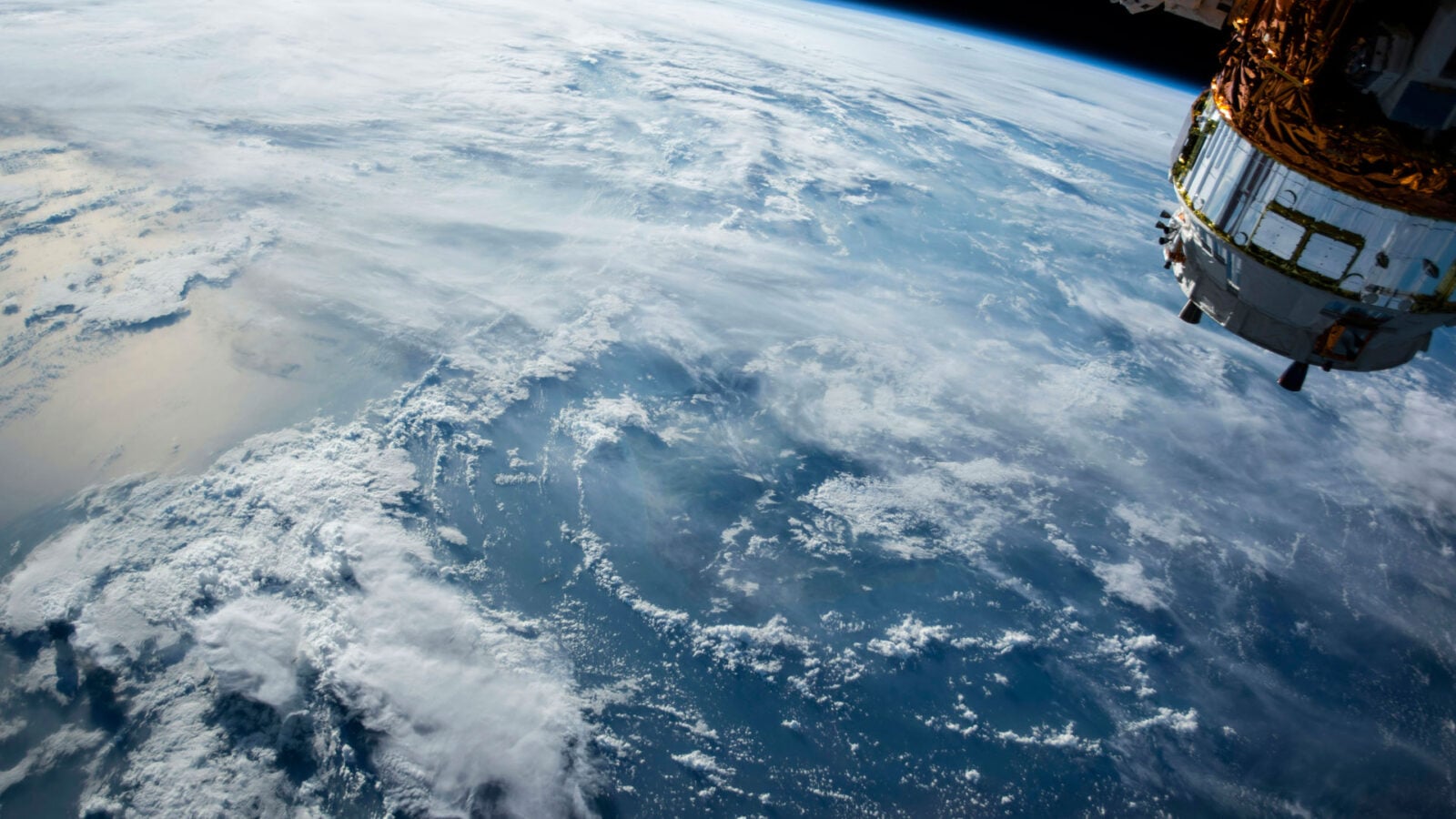 Vue de la Terre depuis l'espace illustrant un projet de satellites à miroirs pour l'énergie solaire