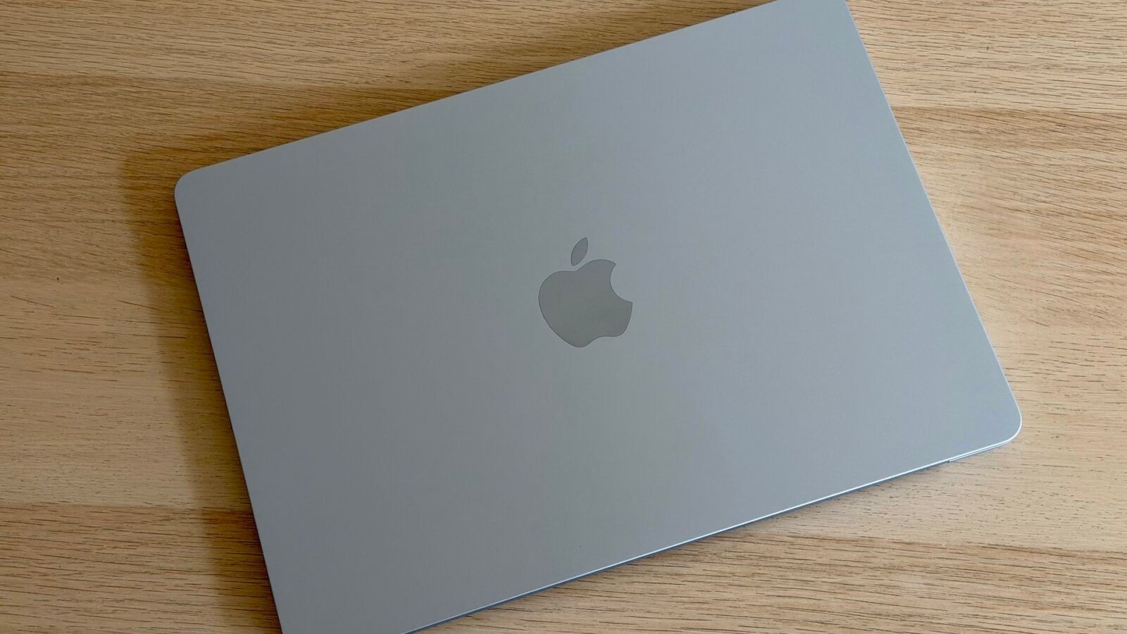 MacBook Air ouvert, modèle concerné par une mise à jour de sécurité urgente de macOS