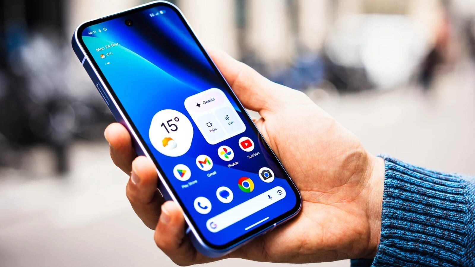 Smartphone Android affichant un écran de mise à jour et de sécurité avant l'installation d'une application