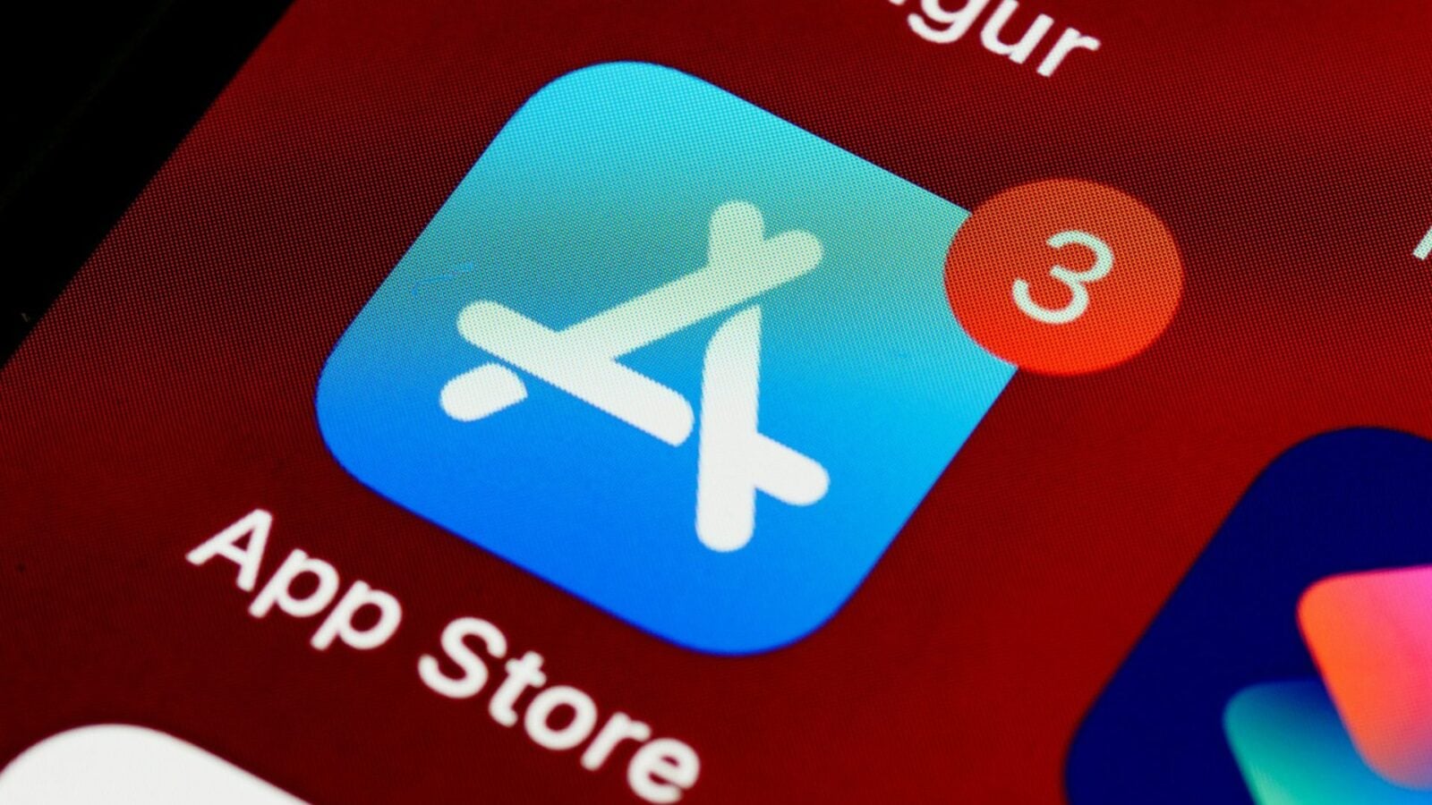 Icône de l'App Store sur un iPhone, illustration des nouvelles règles imposées à Apple en Europe