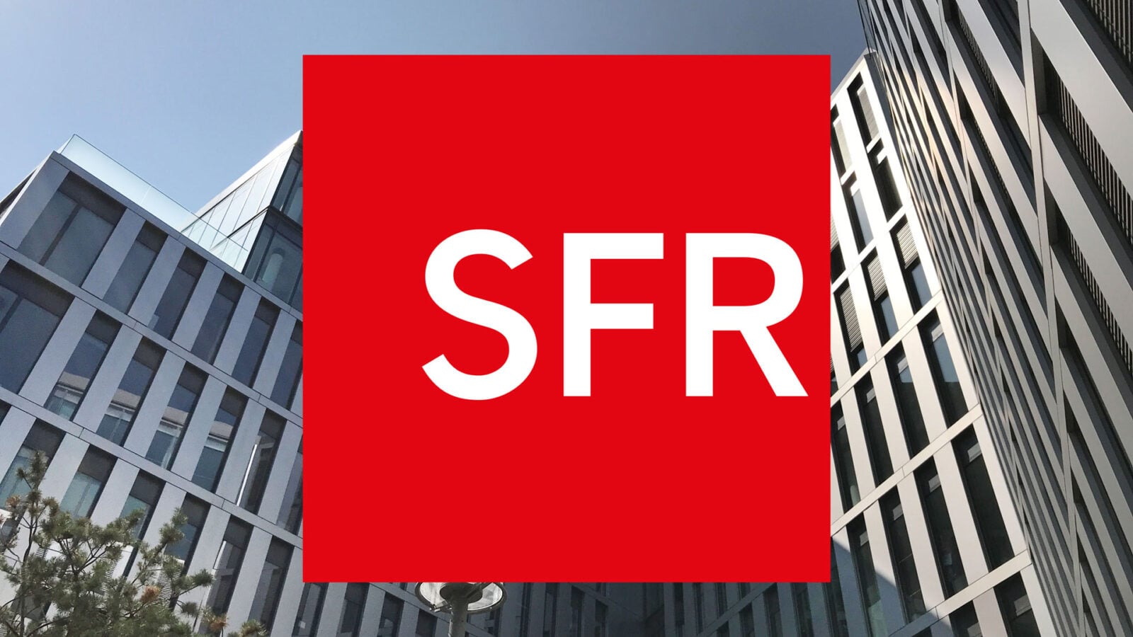 Logo SFR sur le campus Altice illustrant la fuite revendiquée de 2,1 millions de lignes de données